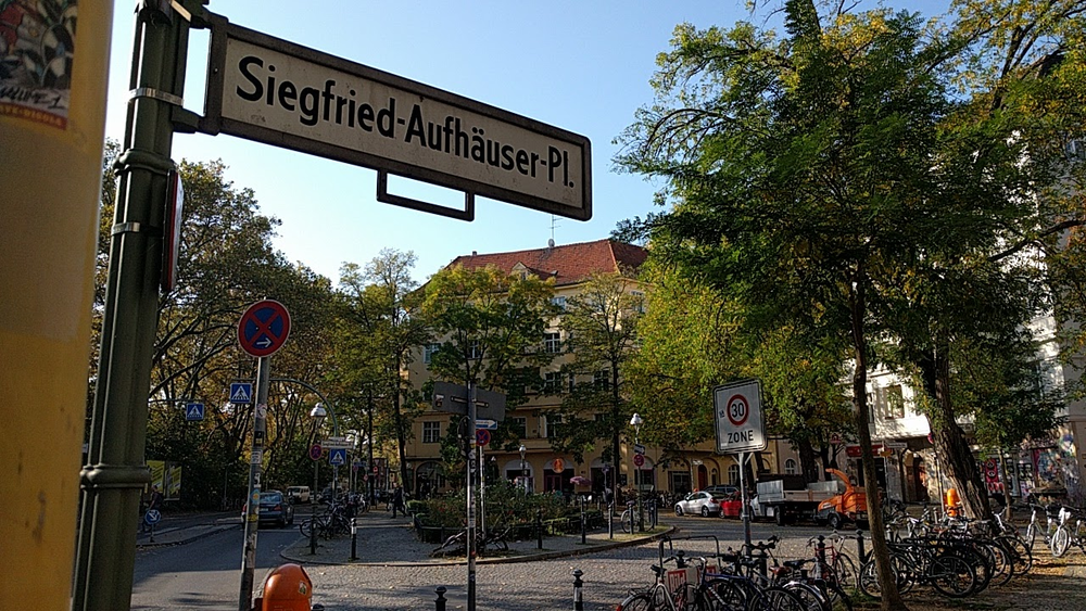 Siefried-Aufhäuser-Platz at the S-Bahn stop Sonnenallee © Wikipedia