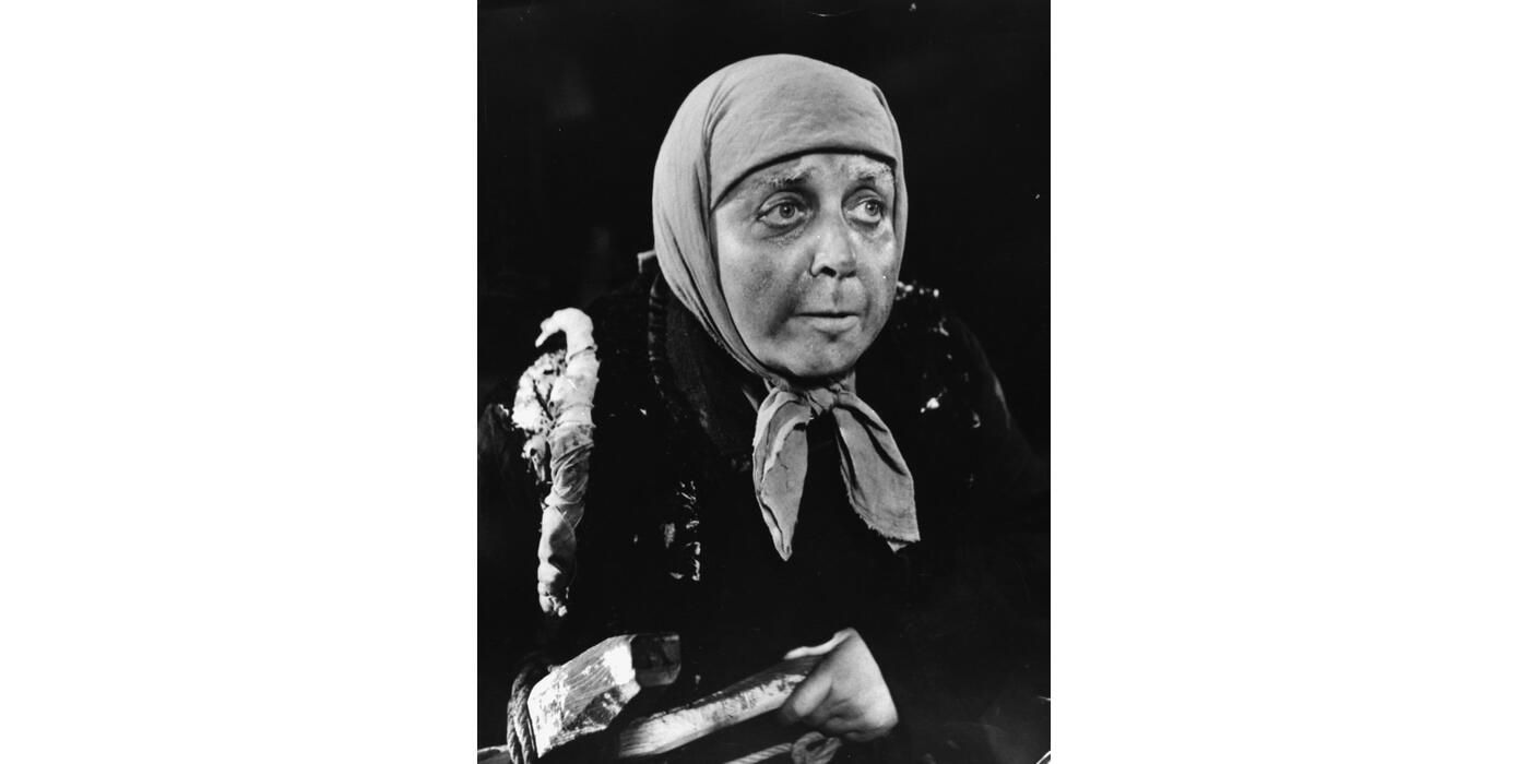 Therese Giehse in Bertolt Brecht’s ‘Mother Courage and Her Children’, Schauspielhaus Zürich (1941) © AKG images